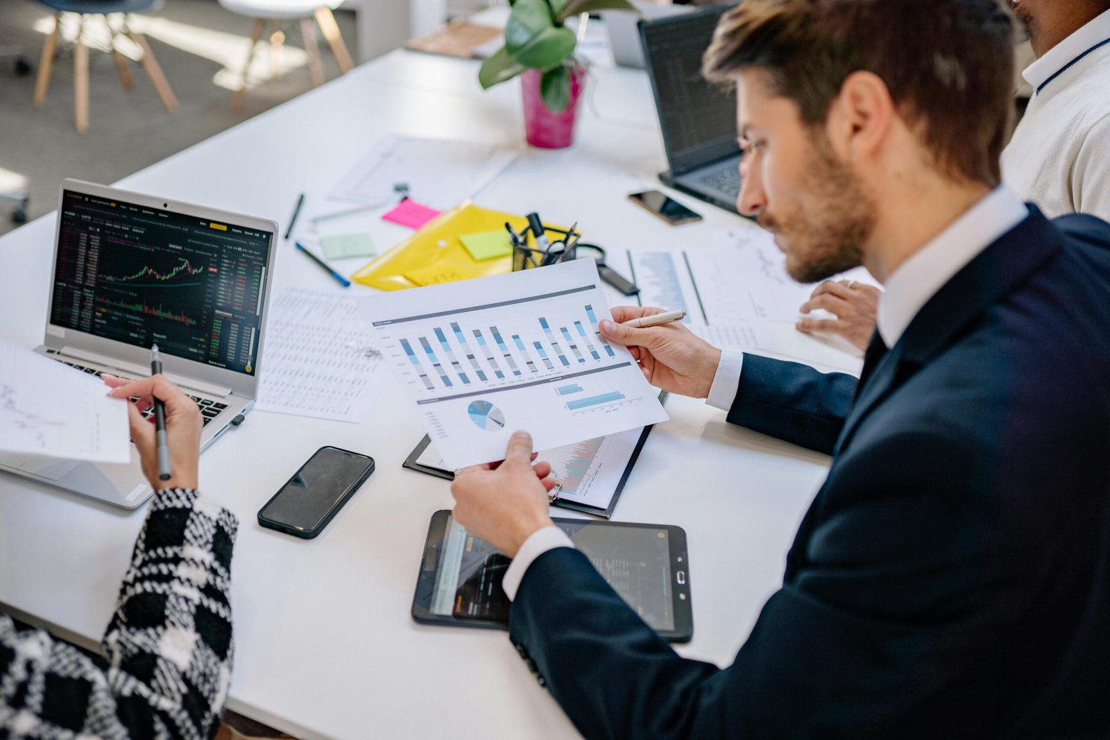 Professionals analyzing charts and data for Growth Hacking vs Growth Marketing.