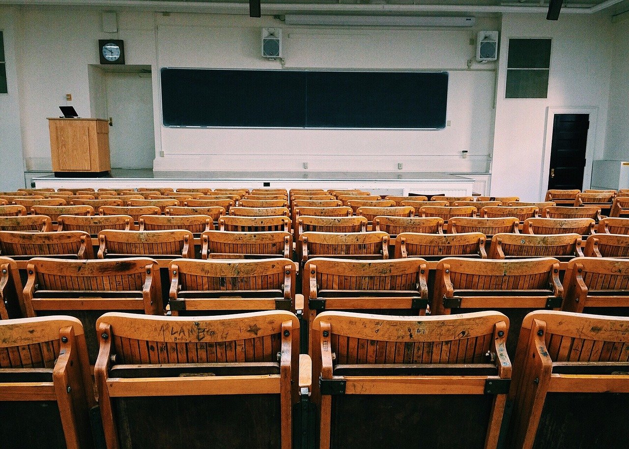 a classroom with empty chairs - end dei gov