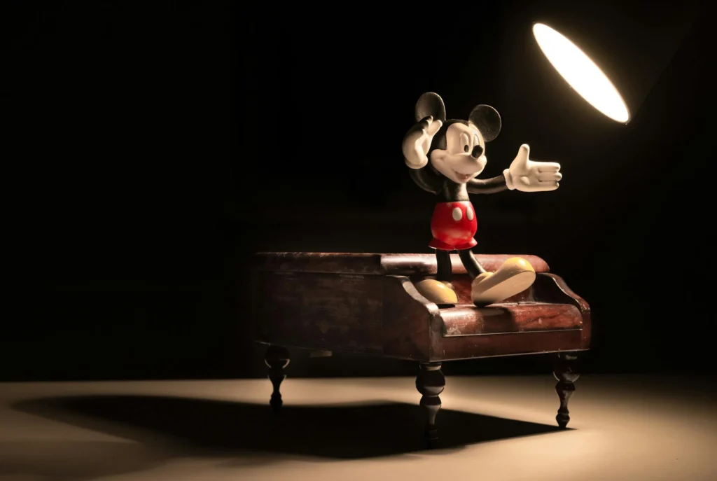 mickey mouse figurine - disney dei