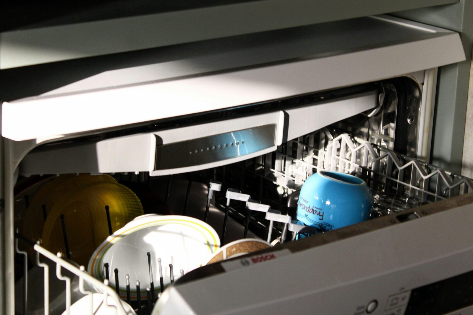 Dishwasher with plates
