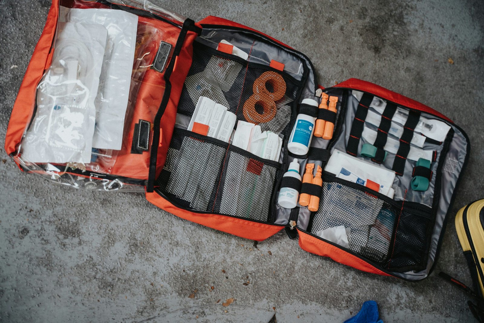 Open emergency bag