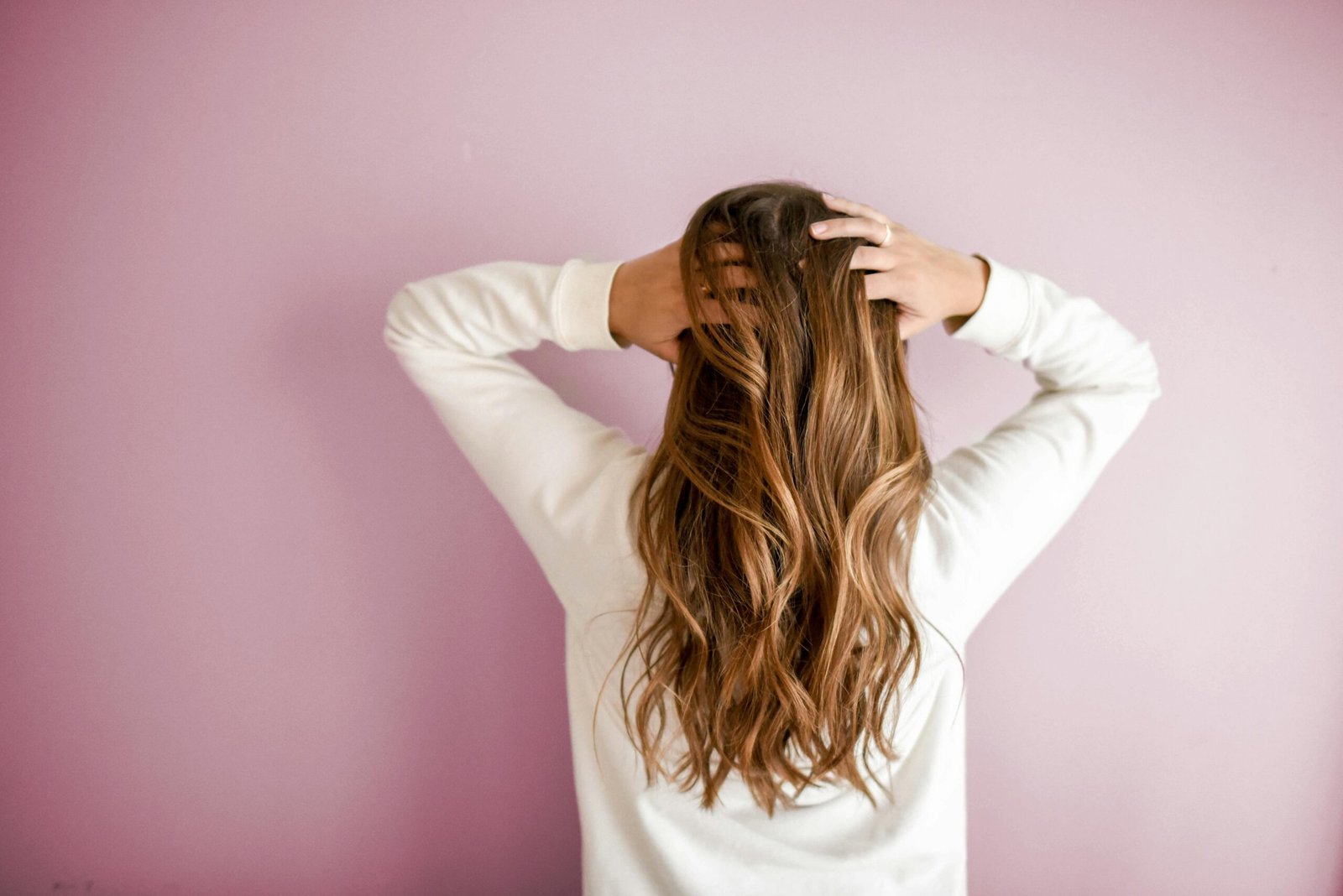 Woman with colored hair with her back turned